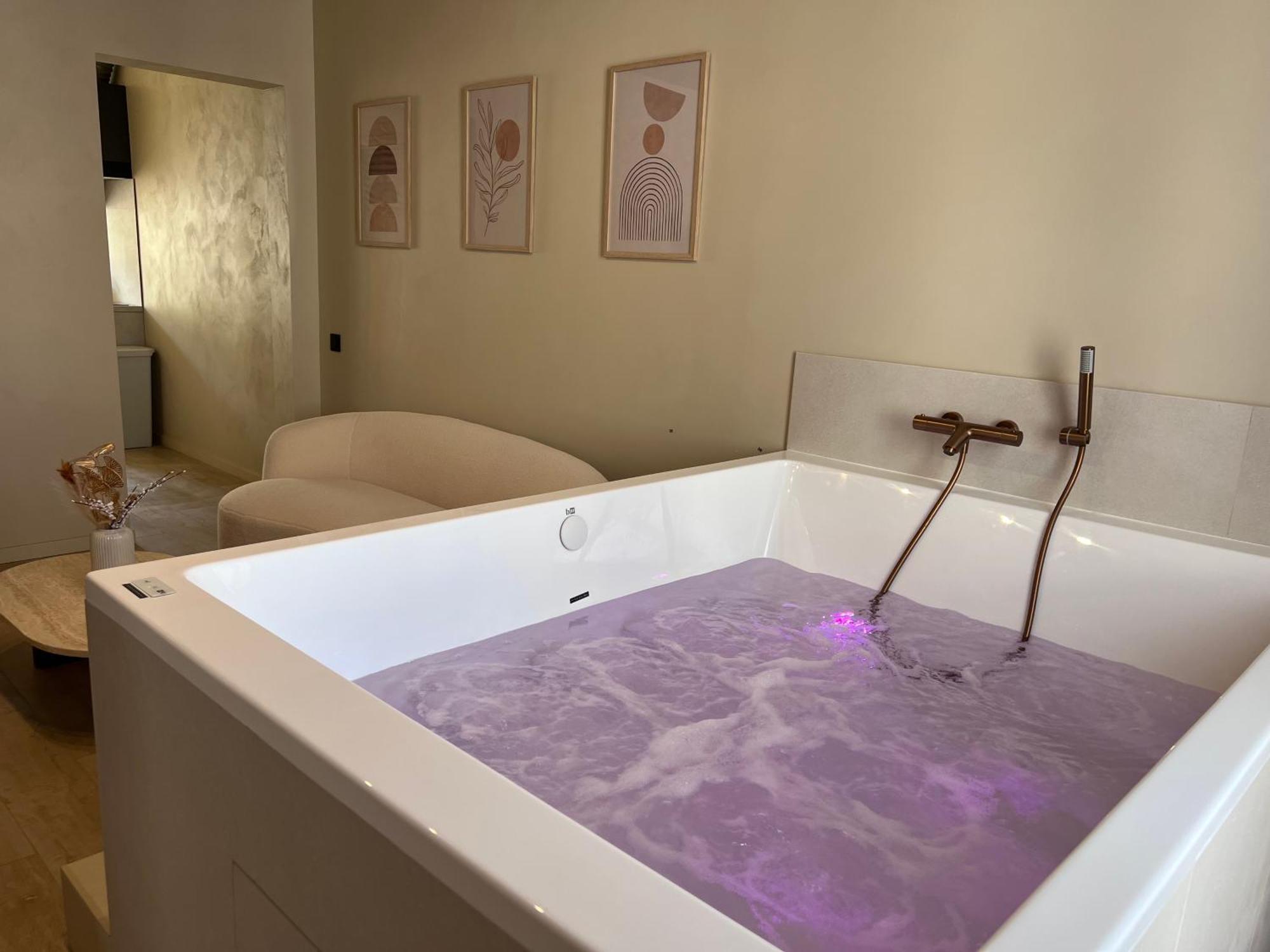 Harmony Room Suite Avec Balneo อองเชร์ ภายนอก รูปภาพ