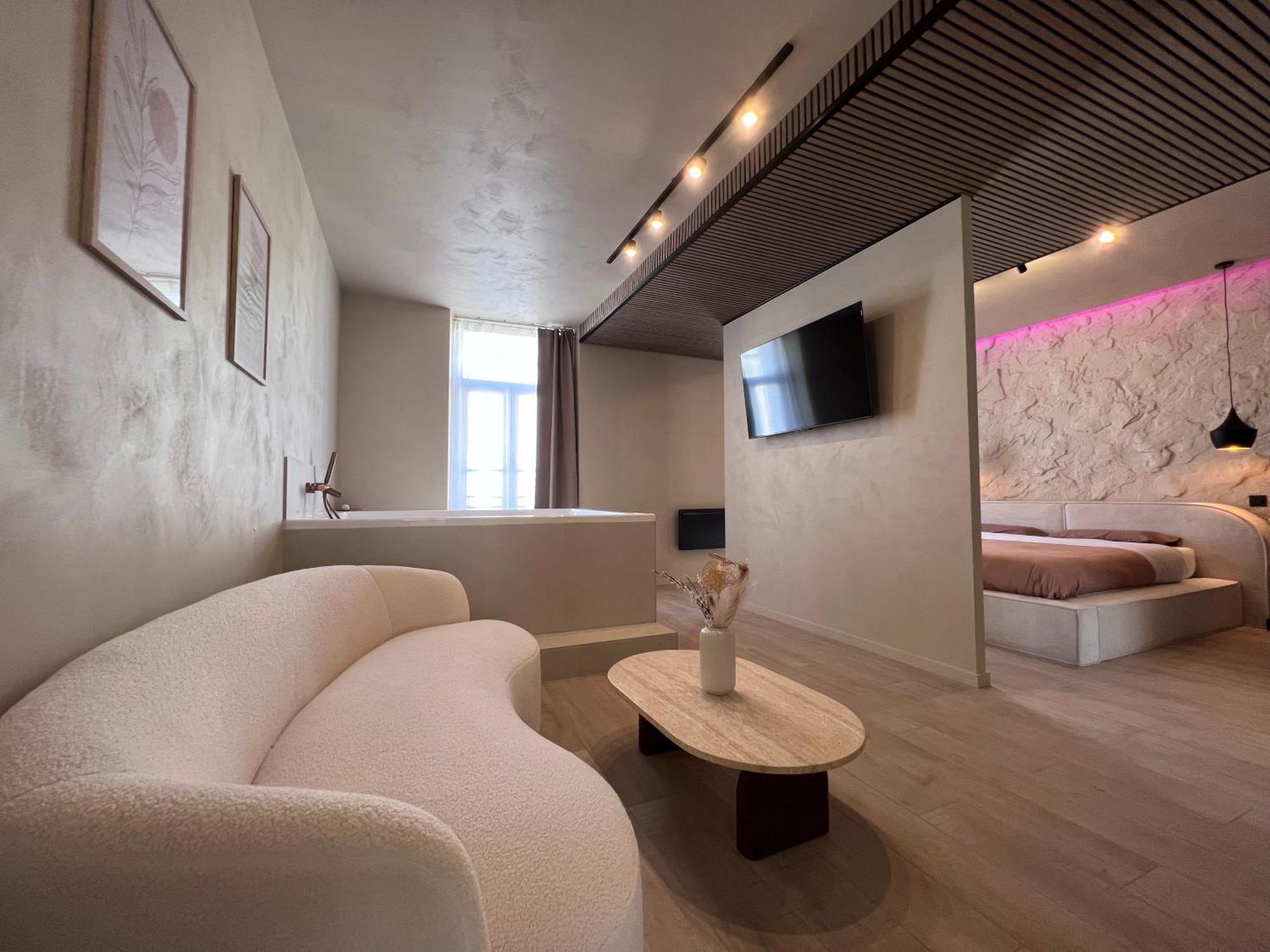 Harmony Room Suite Avec Balneo อองเชร์ ภายนอก รูปภาพ