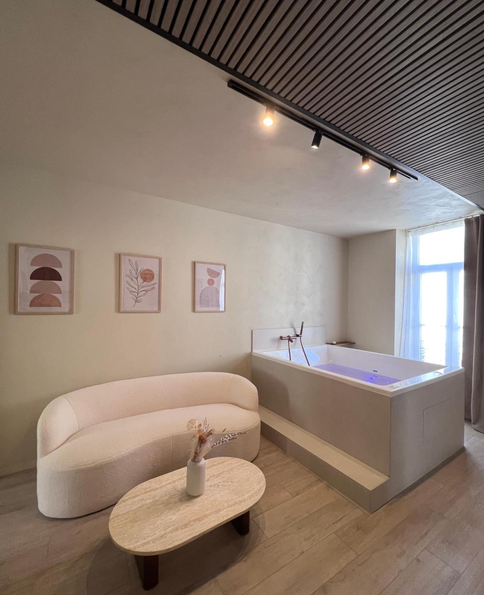 Harmony Room Suite Avec Balneo อองเชร์ ภายนอก รูปภาพ
