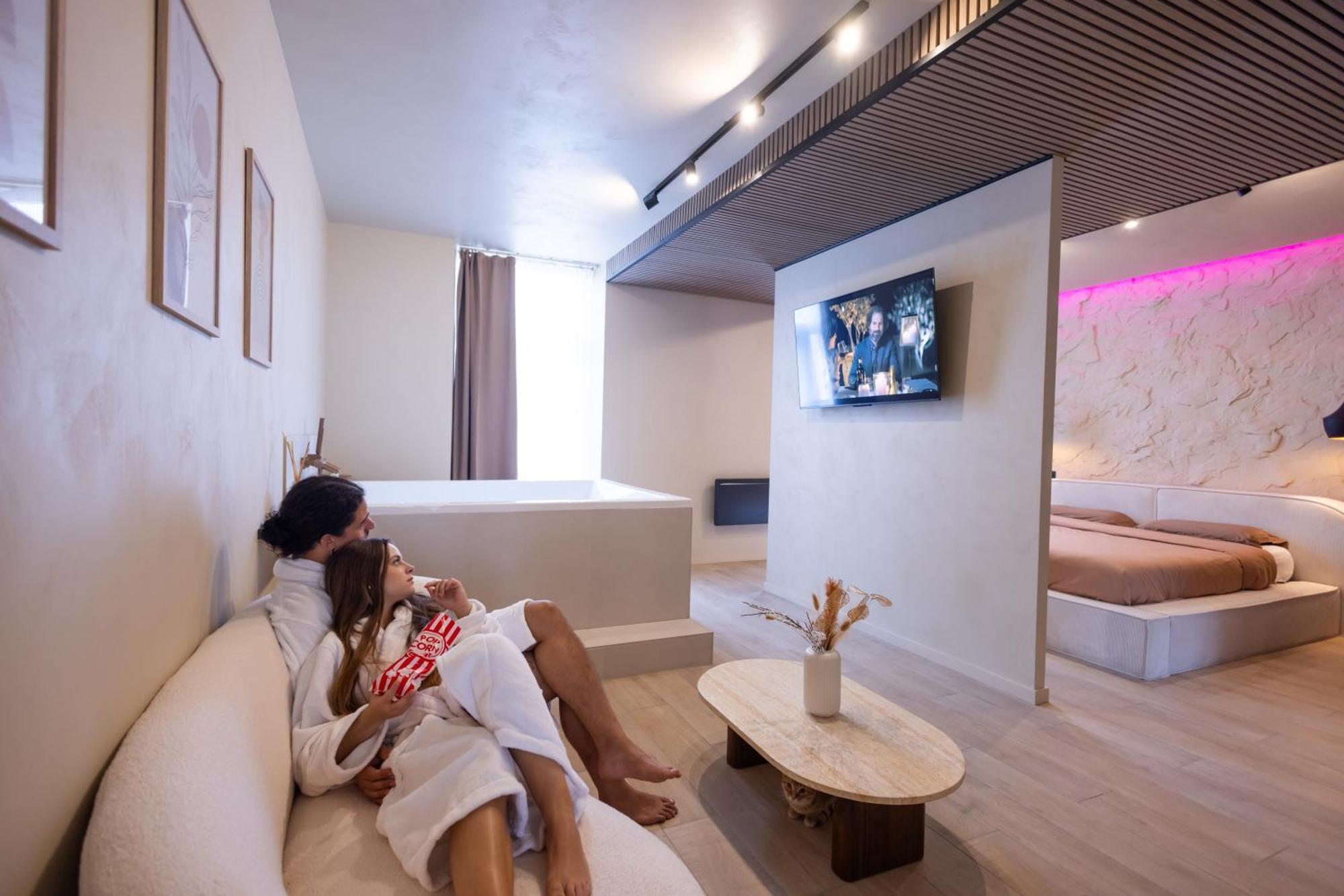 Harmony Room Suite Avec Balneo อองเชร์ ภายนอก รูปภาพ